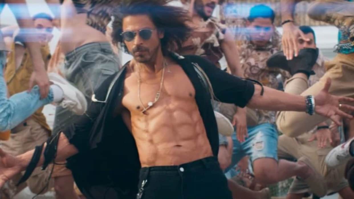 Jhoome jo pathaan bts video out know shahrukh khan was coaxed into showing his abs in shooting the song