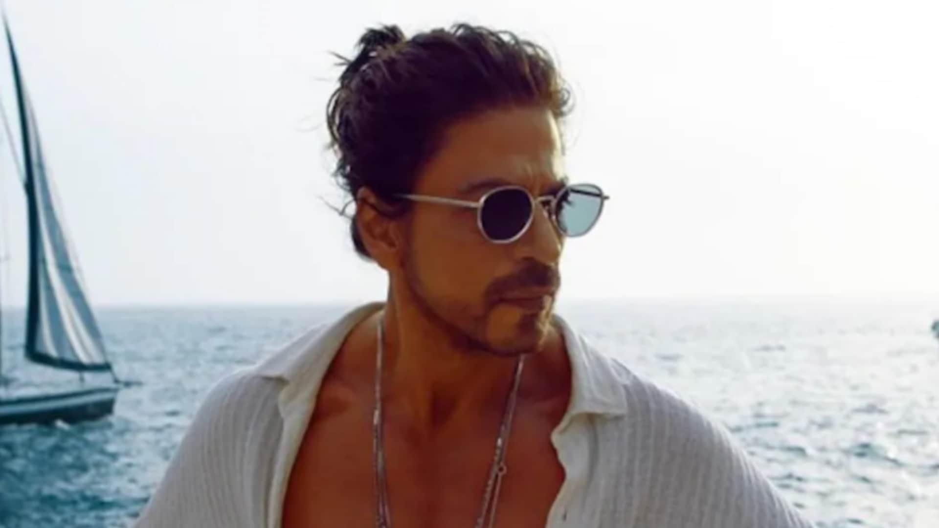 Jhoome jo pathaan bts video out know shahrukh khan was coaxed into showing his abs in shooting the song