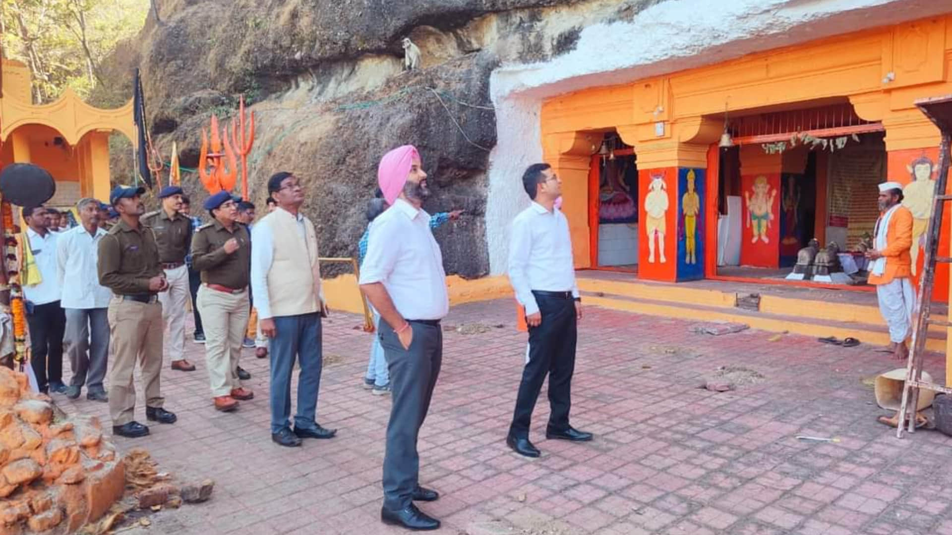 तिलक सिंदूर तीर्थ स्थल पर लगने वाले मेले की तैयारियां देखने पहुंचे अधिकारी ।