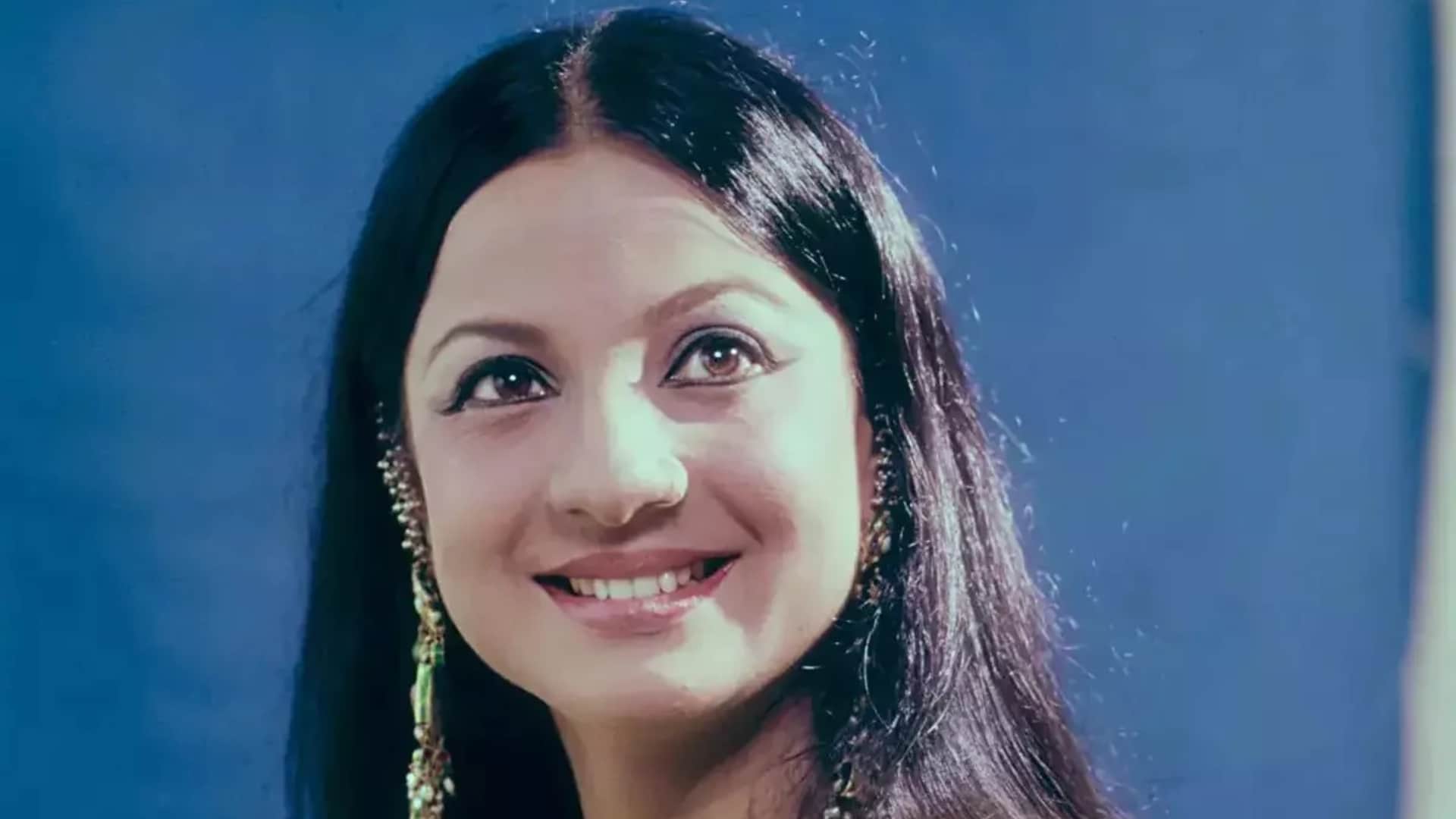 Bollywood Actresses who Addicted to Cigarettes Rani Mukerji tanisha mukherjee rupa ganguly kangana ranaut