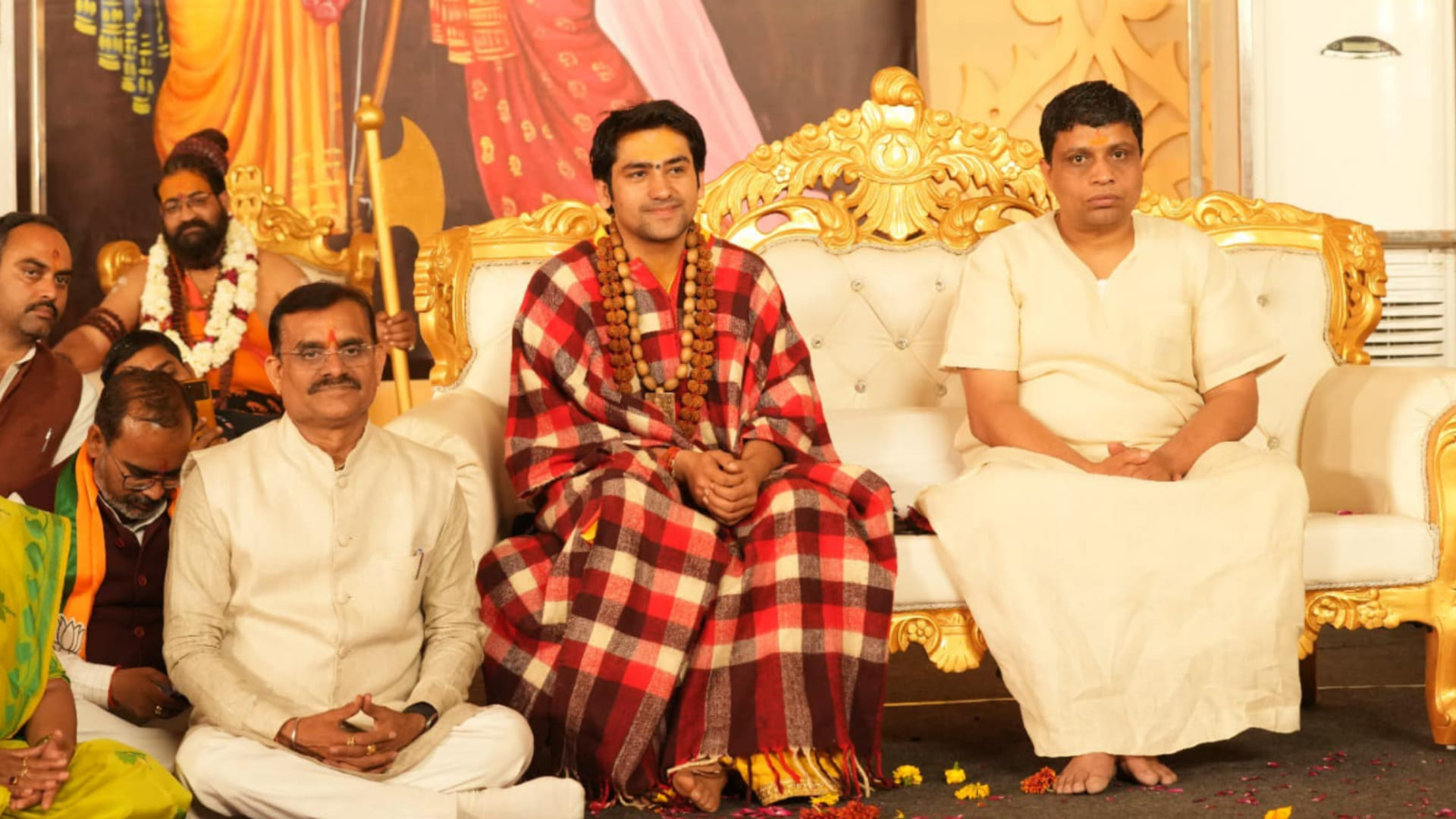 BJP-Congress stalwarts in the shelter of Bageshwar Dham, know who has attended the court