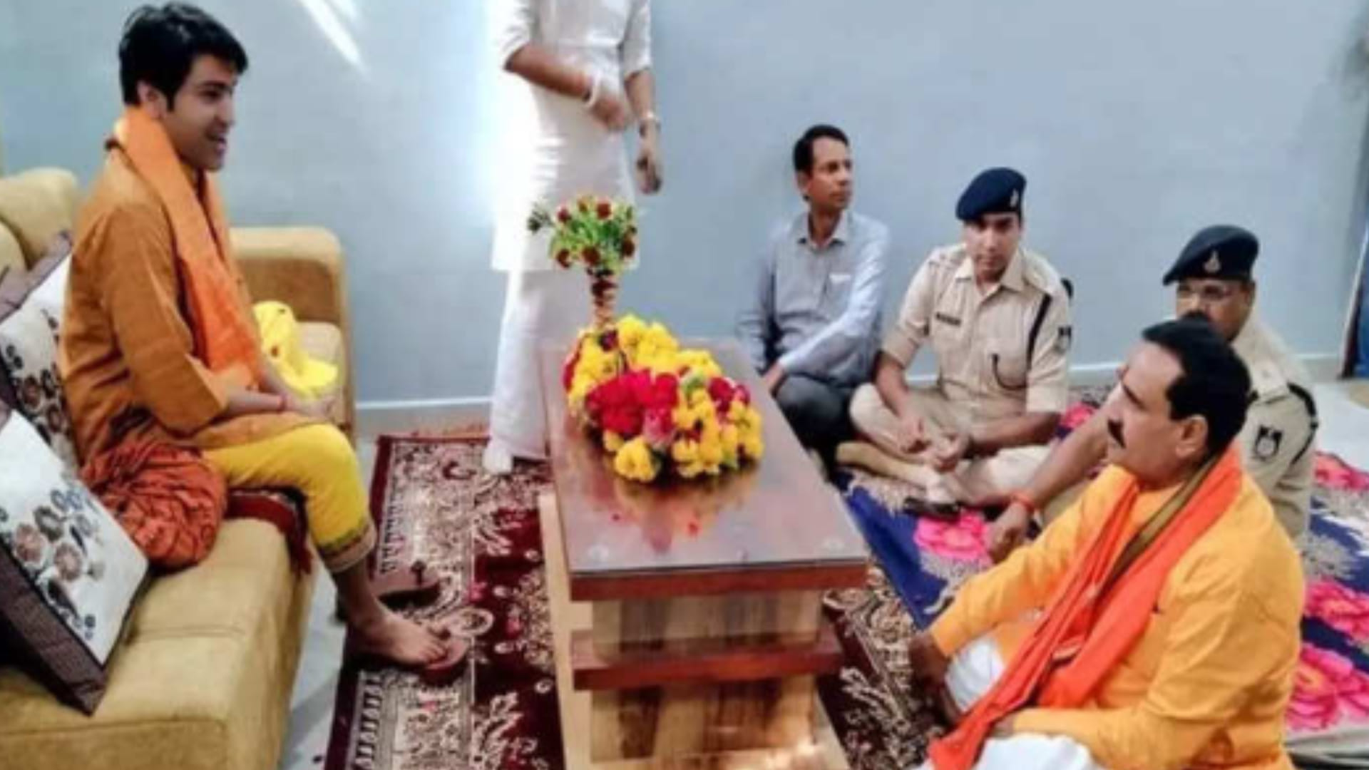 BJP-Congress stalwarts in the shelter of Bageshwar Dham, know who has attended the court