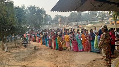 त्रिपुरा में मतदान के लिए लंबी कतारें