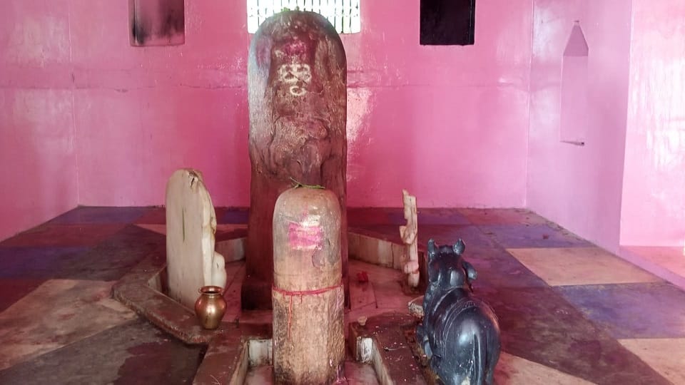 Shivling of Vankhandi Mahadev Temple no one can fill it in arms by challenging