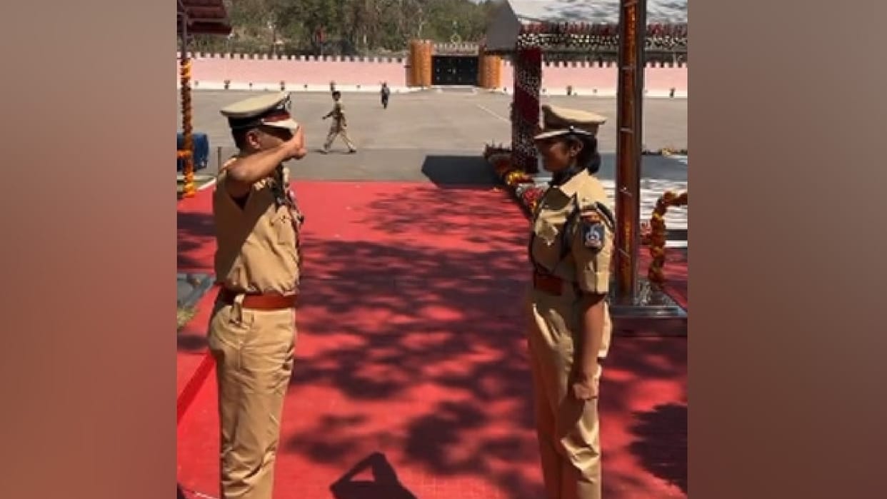 police officer daughter become ias officer father salute netizens says proud day for father daught