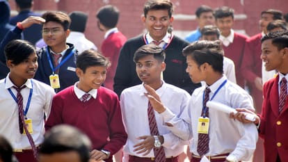 UP Board More than four lakh left the exam on the first day, 10 copycats, nine Munnabhai caught