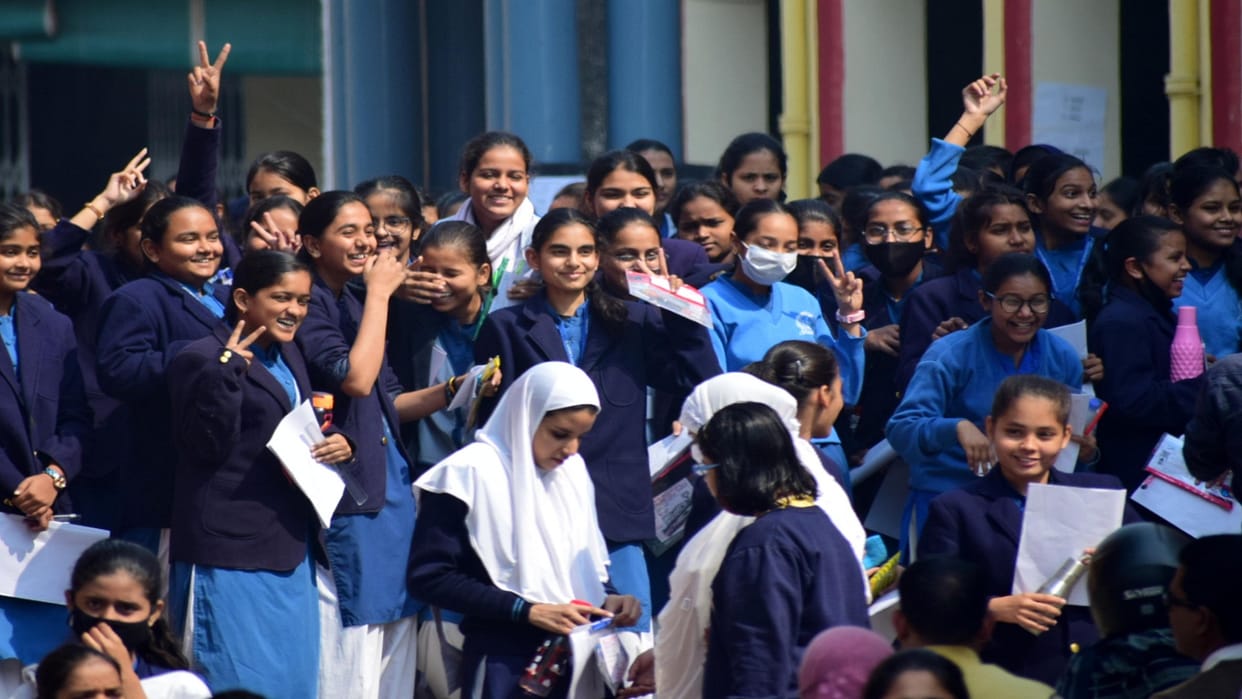 UP Board More than four lakh left the exam on the first day, 10 copycats, nine Munnabhai caught