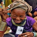 मतदान के लिए कतार में बैठीं ब्रू जनजाति की महिलाएं।