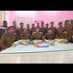 भागलपुर में बरामद रुपये और पीछे खड़े अपराधियों के साथ आरपीएफ की टीम।