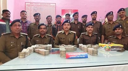 Bihar : गुजरात और पटना के युवकों के युवकों के बैग में ₹500 के 90 बंडल देख चौंक गई RPF टीम भागलपुर में बरामद रुपये और पीछे खड़े अपराधियों के साथ आरपीएफ की टीम।