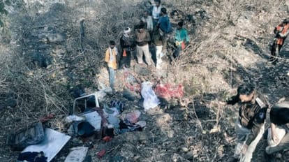 छिंदवाड़ा में भक्तों से भरा वाहर खाई में गिर गया। चार की मौत हो गई।