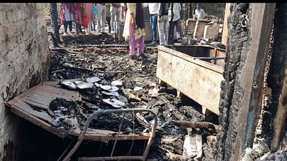 Bhilai Fire: सेक्टर 9 की बस्ती में लगी भीषण आग, 25 झोपड़ियां जलकर खाक, लोगों ने भागकर बचाई जान आग लगने से कई झोपड़ियां जलकर राख हो गई।