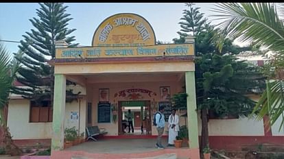 Jagdalpur: परीक्षा सही नहीं हुई तो गुमशुम रहने लगा छात्र, आश्रम के कमरे में लगा ली फांसी, पुलिस जांच में जुटी बुरगुम आश्रम के कमरे में एक छात्र ने आत्महत्या कर ली।