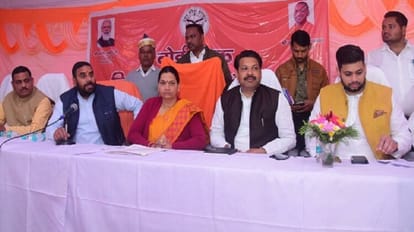 जिला पंचायत बोर्ड बैठक में मंचासीन अध्यक्षा विजय सिंह