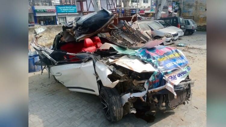 कांवड़ियों की कार हुई हादसे का शिकार