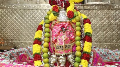 महाकाल का तांडव रूप में शृंगार किया गया।