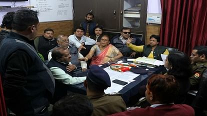 Aligarh News: रोरावर शमशान के रास्ते फिर पकड़ा तूल, रुकवाया निर्माण कार्य, मुकदमे की तैयारी रोरावर मामले में थाने में वार्ता