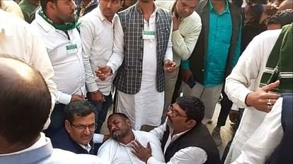 Bihar: Before Tejashwi's speech on Karpoori Thakur, RJD leader fainted in Bapu Auditorium, taken to PMCH