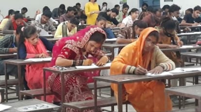 शादी के बाद परीक्षा देने पहुंची दुल्हन।