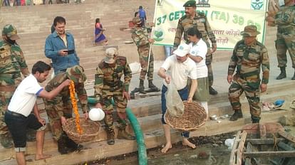 Varanasi: महाशिवरात्रि के पूर्व नमामि गंगे ने गंगा घाटों पर चलाया स्वच्छता अभियान