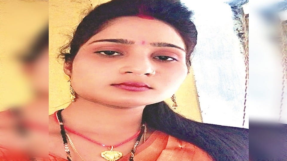 Married woman dies in suspicious condition marks on her neck married 13 months ago