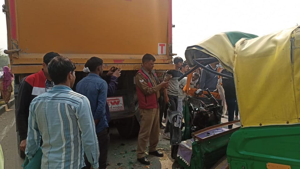 Devotees coming to take water from Yamuna on Mahashivaratri auto collided with truck two killed mathura