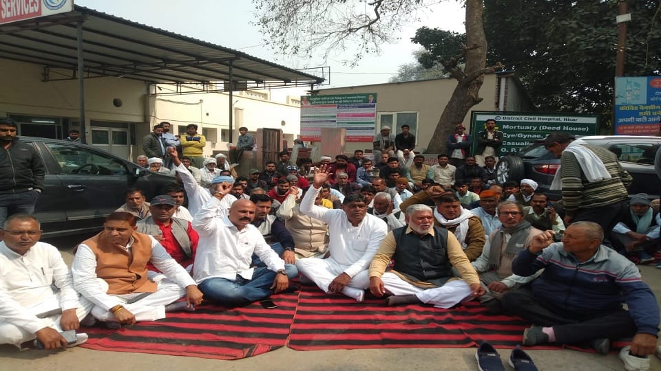 Relatives of tractor driver refused to take dead body and raised questions on action of police In Hisar