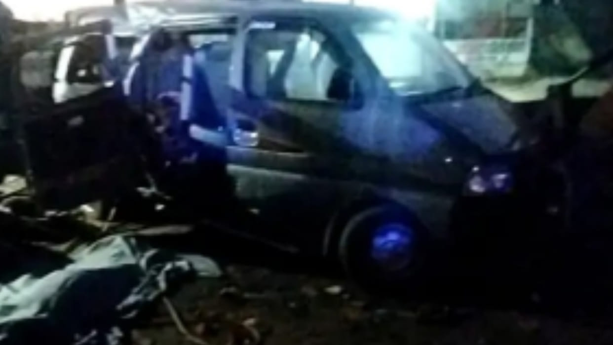 Barwani: Car of women returning from Rudraksh Festival of Kubereshwar Dham collided with tree, two killed