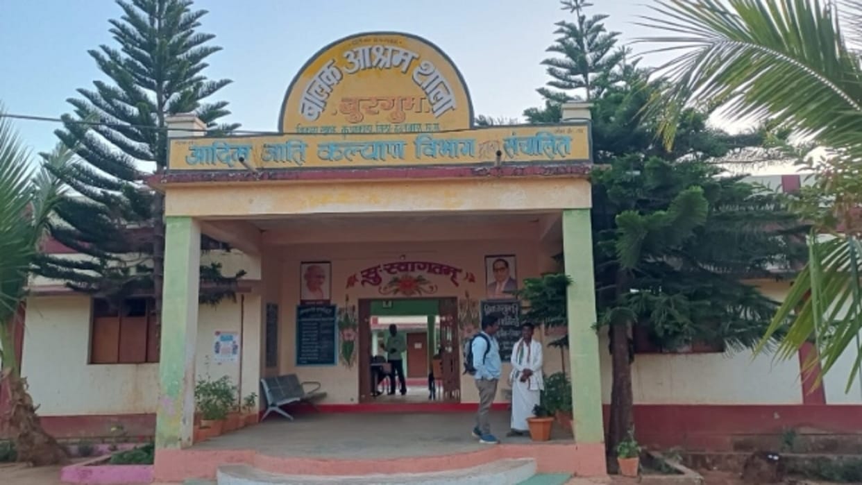 Student hanged himself in the room of Burgum Ashram in dantewada upset due to poor examination