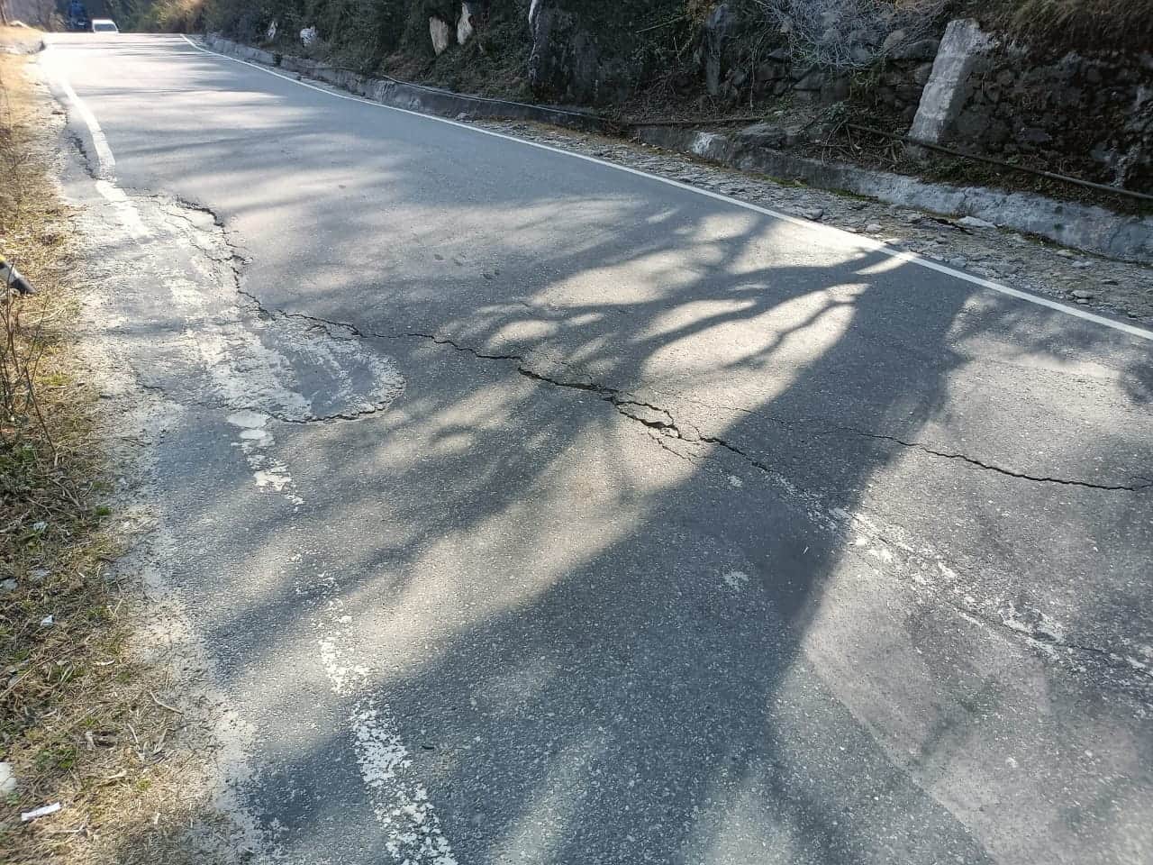 Joshimath Landslide cracks seen on Badrinath Highway in Zero band Now