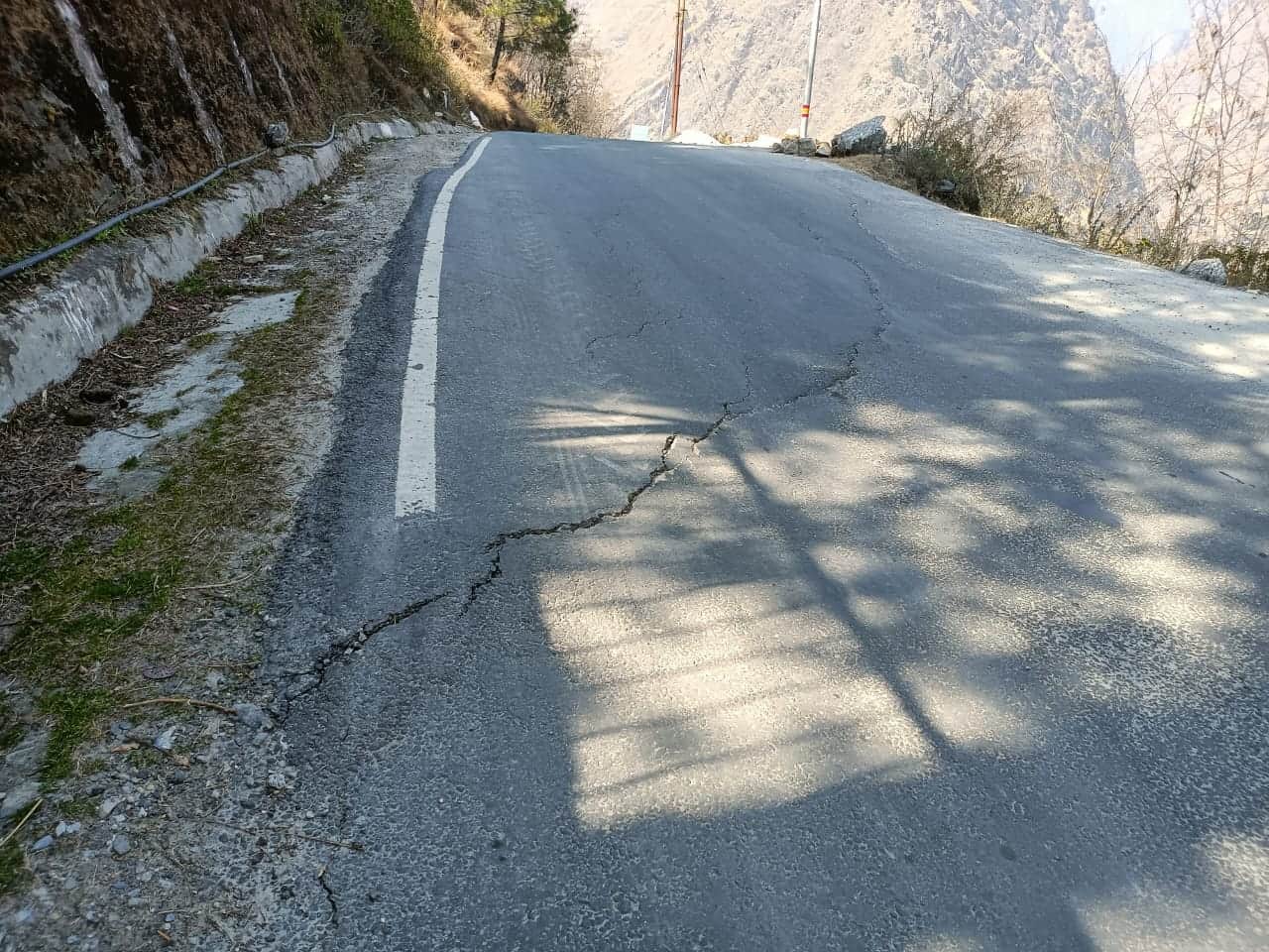Joshimath Landslide cracks seen on Badrinath Highway in Zero band Now