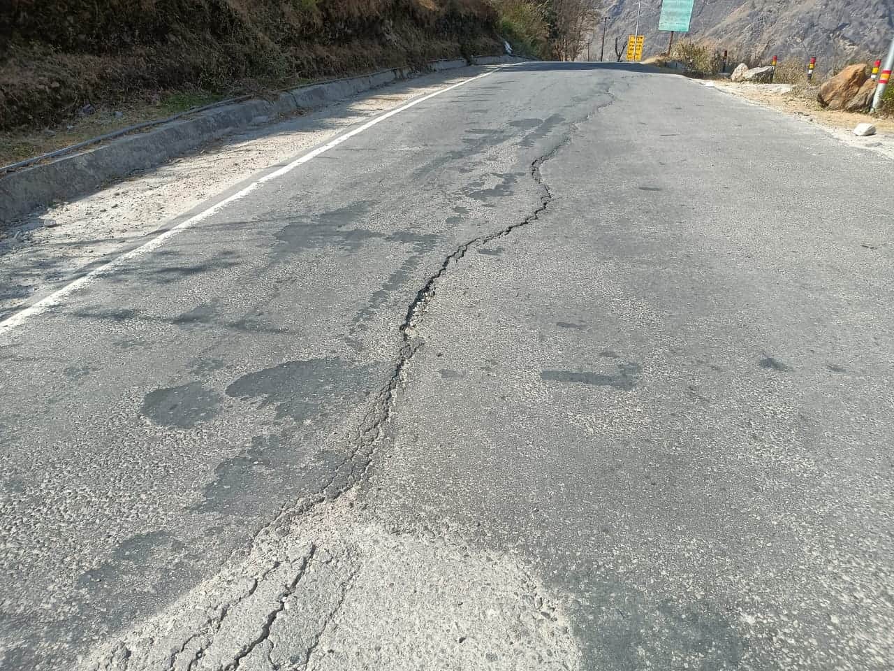 Joshimath Landslide cracks seen on Badrinath Highway in Zero band Now