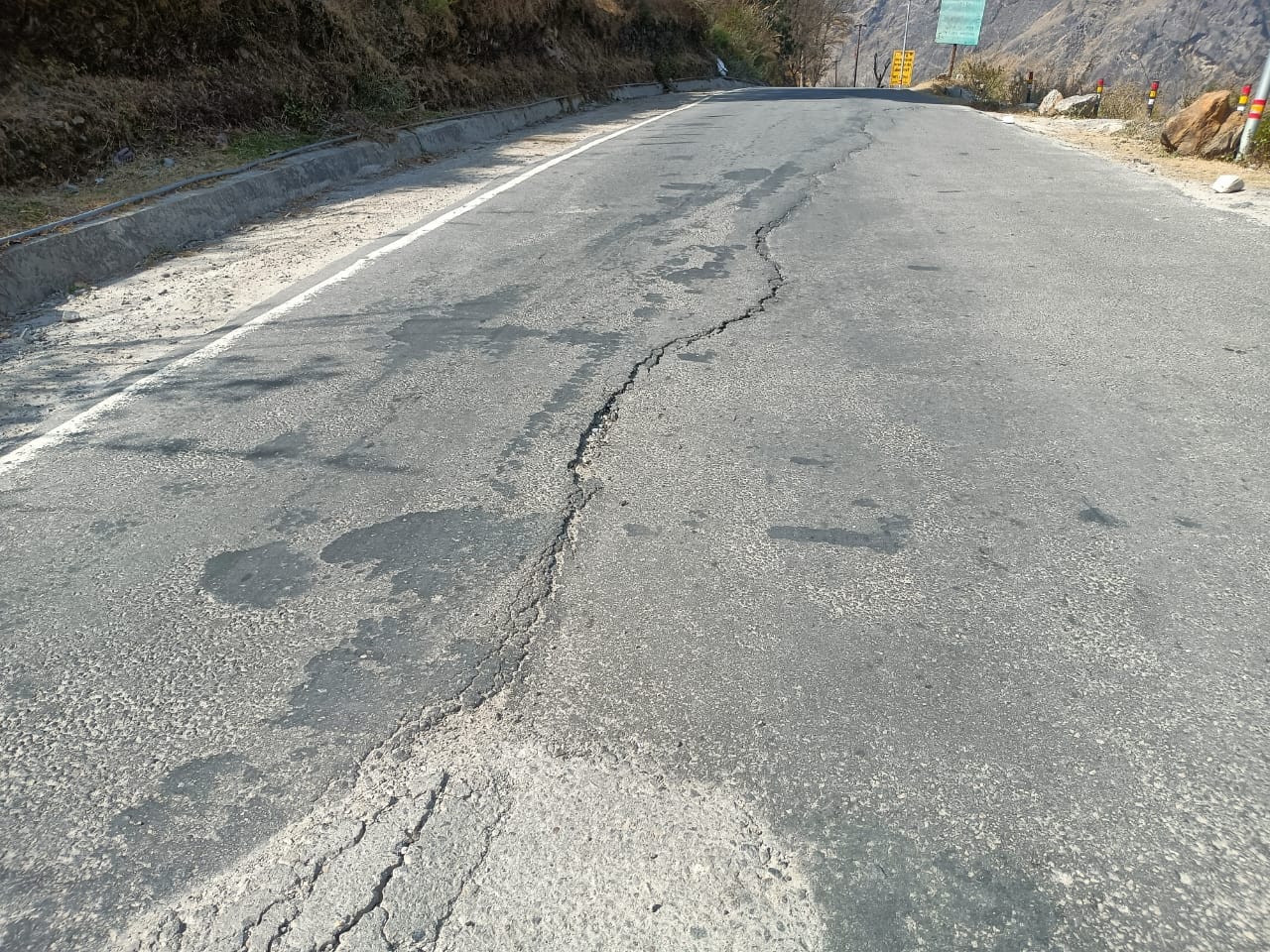Joshimath Landslide cracks seen on Badrinath Highway in Zero band Now