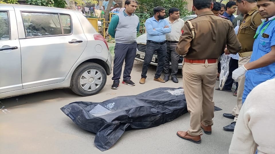 Dead body of a businessman found in a car under suspicious circumstances in Vaishali Sector 6 of Indirapuram