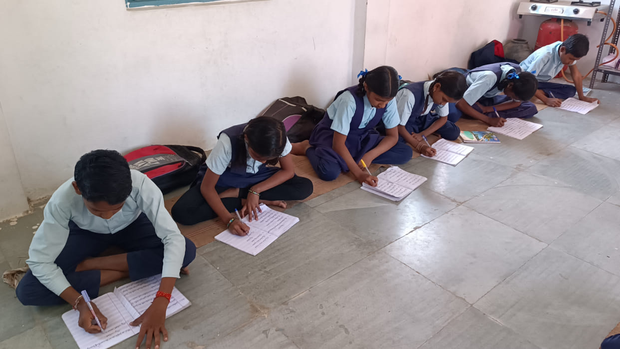 The English handwriting of the children of government school of Samaspura village of Khargone will win hearts