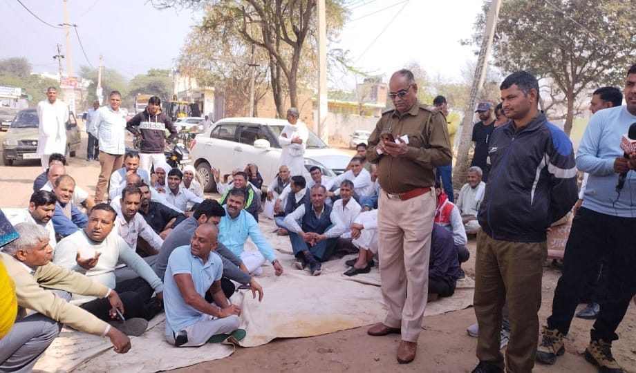 angry shopkeeper along with residents of city jammed in Mahendragarh