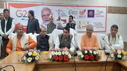 मुजफ्फरनगर में बैठक करते जिला प्रभारी मंत्री सोमेंद्र तोमर।