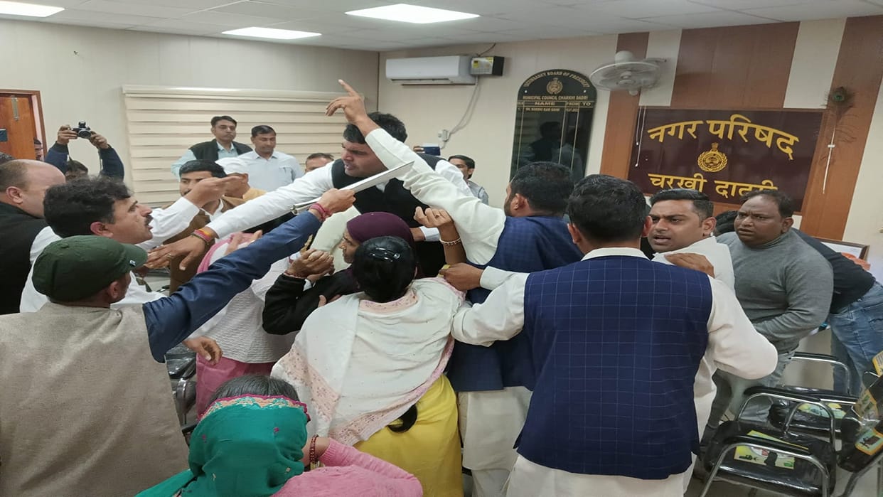 Scuffle between councillors in Dadri and city council meeting remained ruckus