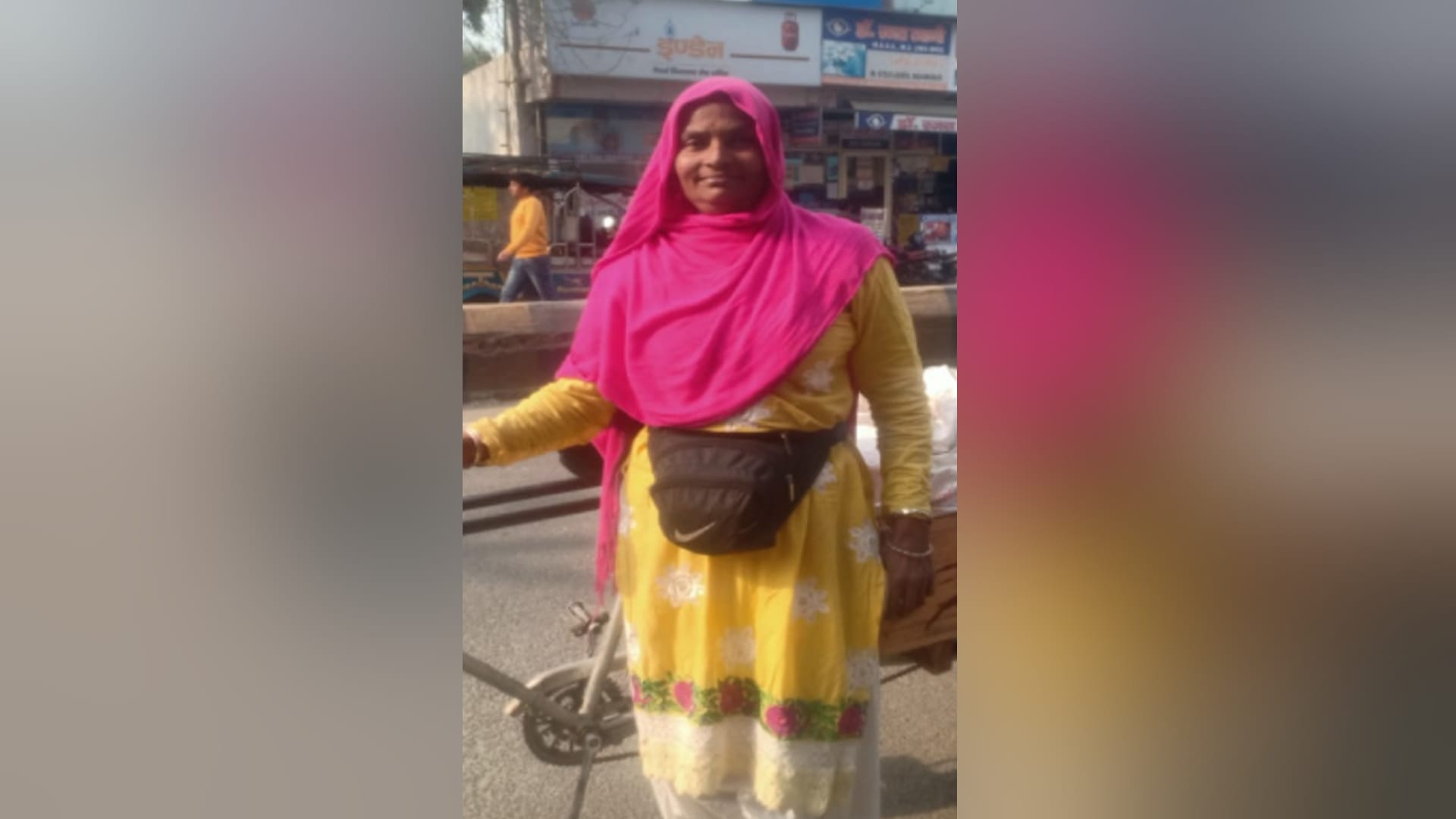 Meerut: Ashiya is taking care of her grandchildren by driving a rickshaw after death of her husband and son