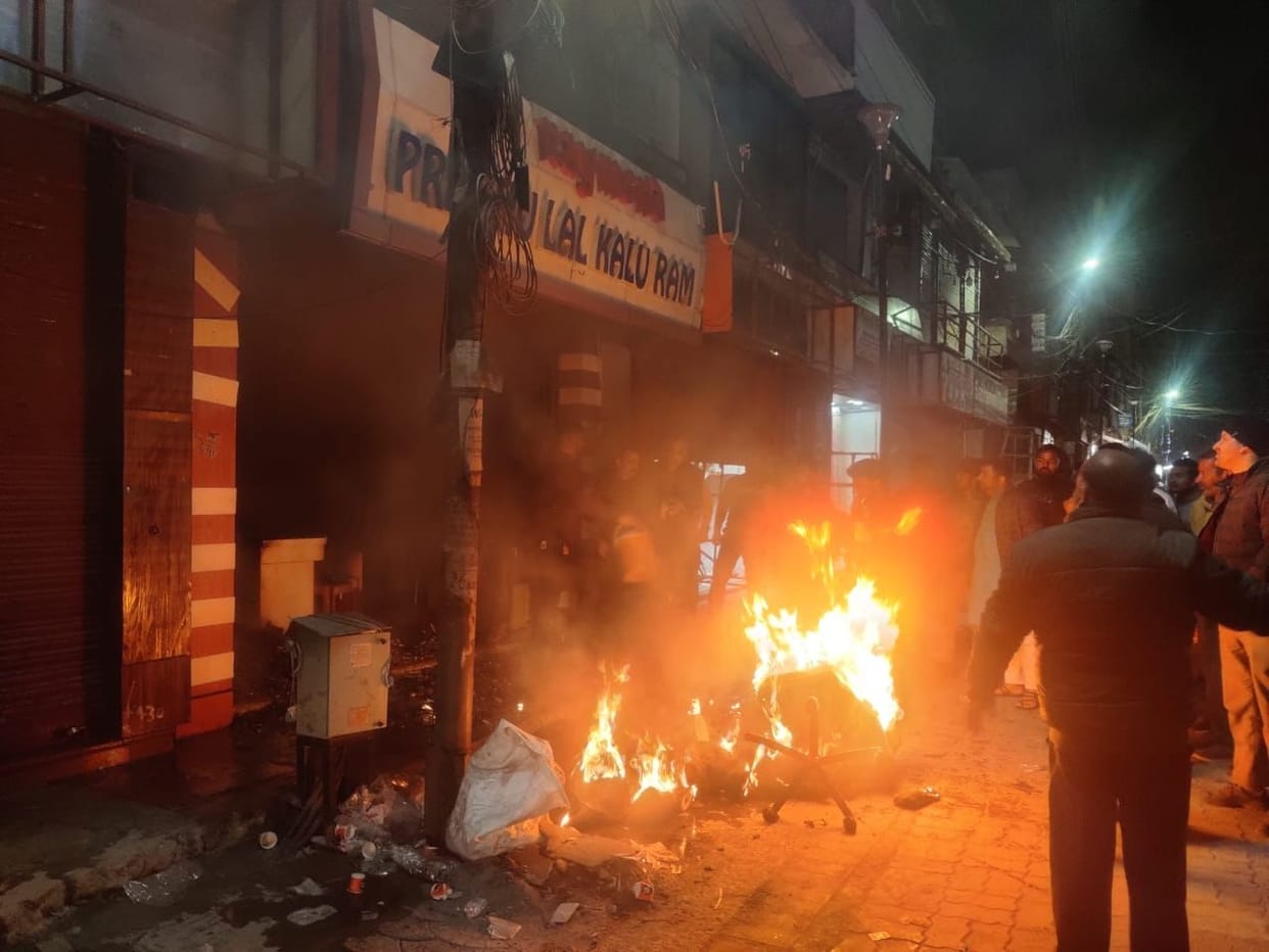 Dehradun News: Fire Broke Out in Clothes Shop in paltan Market