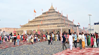 Trimbakeshwar Chaitanya Maharaj narrated the story of Lord Krishna