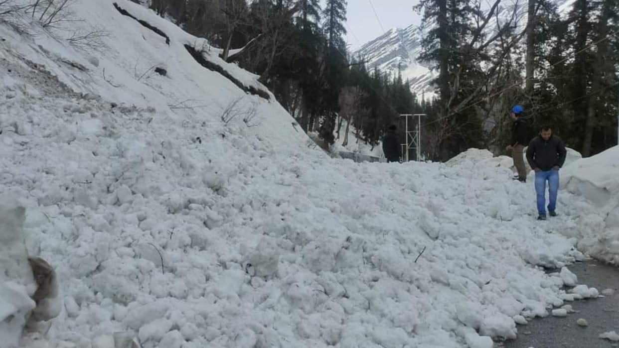 himachal news: Avalanche near atal tunnel rohtang south portal