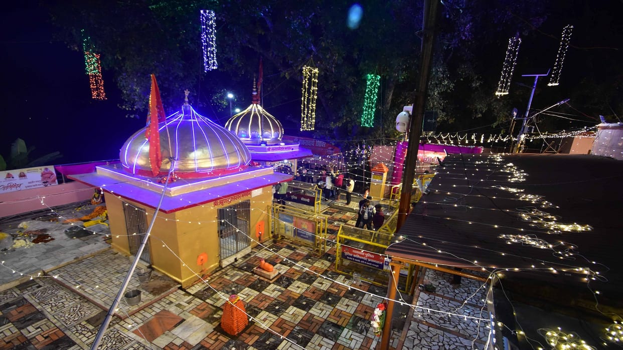 Mahadev sitting in the form of Mankameshwar on the banks of Yamuna after burning Kamdev