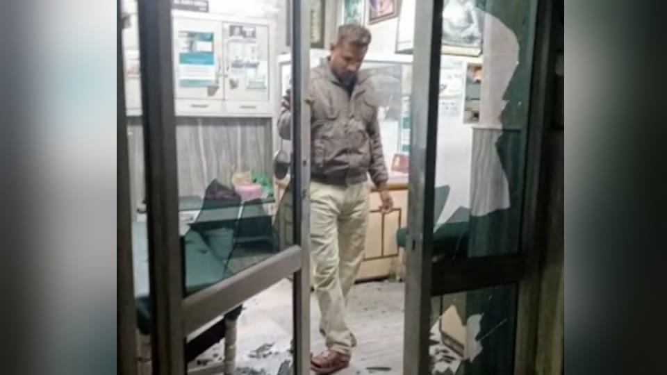 Man vandalize private clinic in Jalandhar Shekhan Bazar