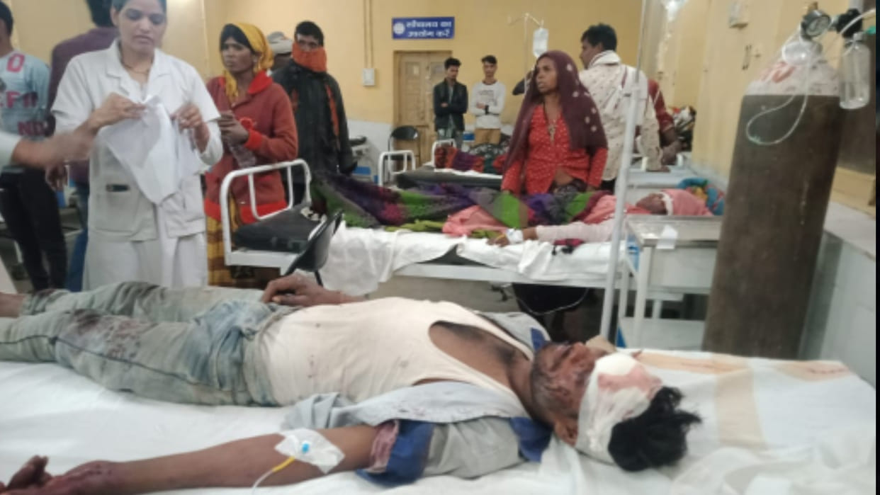 Ratlam: Pickup full of laborers overturned in Bamanghati, two dead