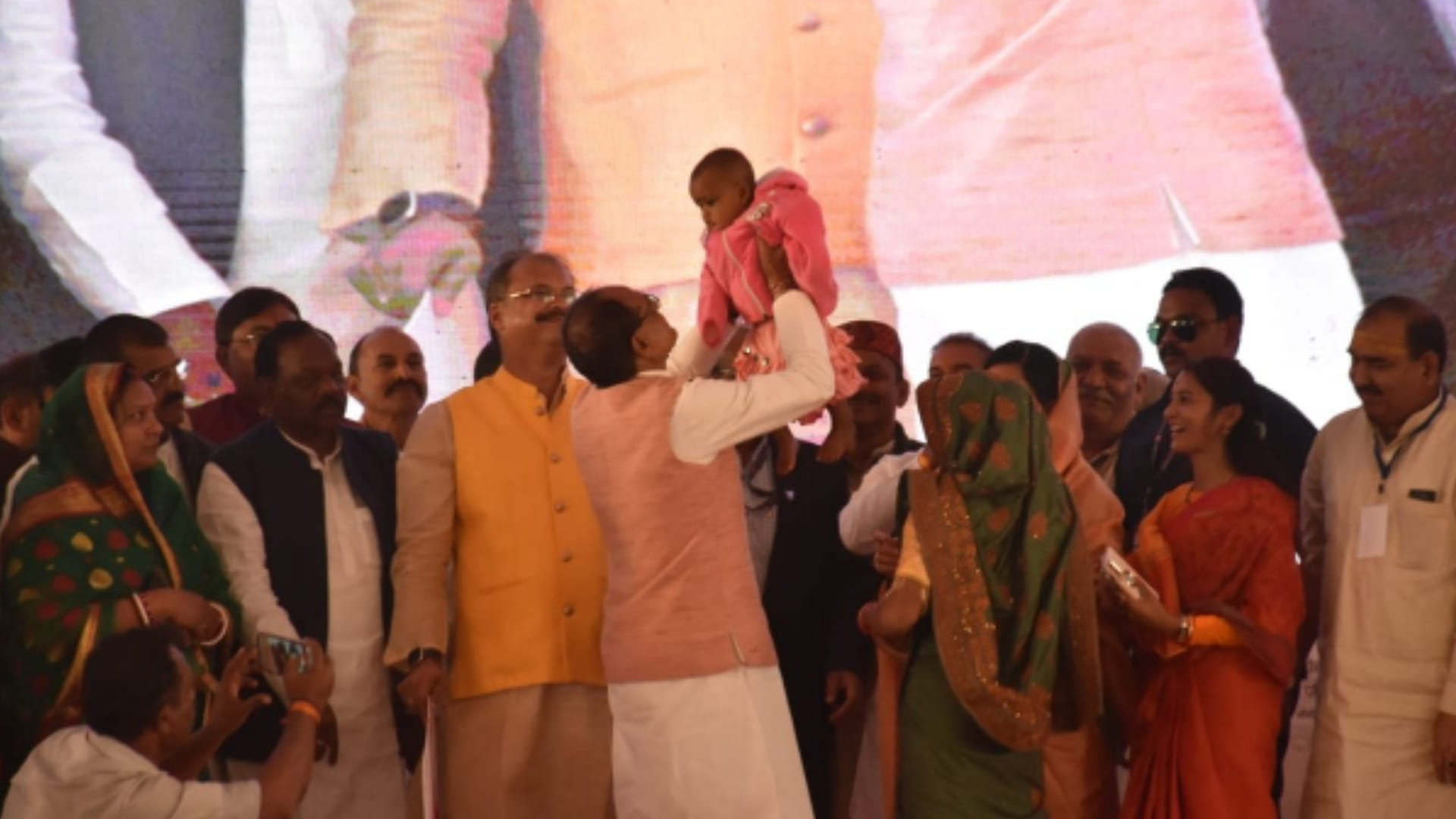 MP News: Chief Minister Shivraj gave gift of crores to Sidhi, 100 bed hospital to be built in Rampur Naikin