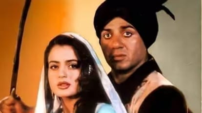 gadar2 tara singh time breaks off cement pole for his love sakina photos goes viral sunny deol ameesha patel