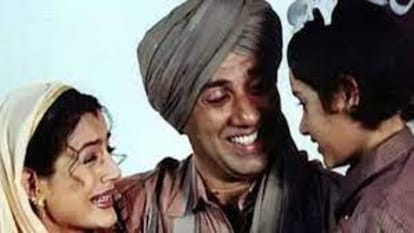 gadar2 tara singh time breaks off cement pole for his love sakina photos goes viral sunny deol ameesha patel