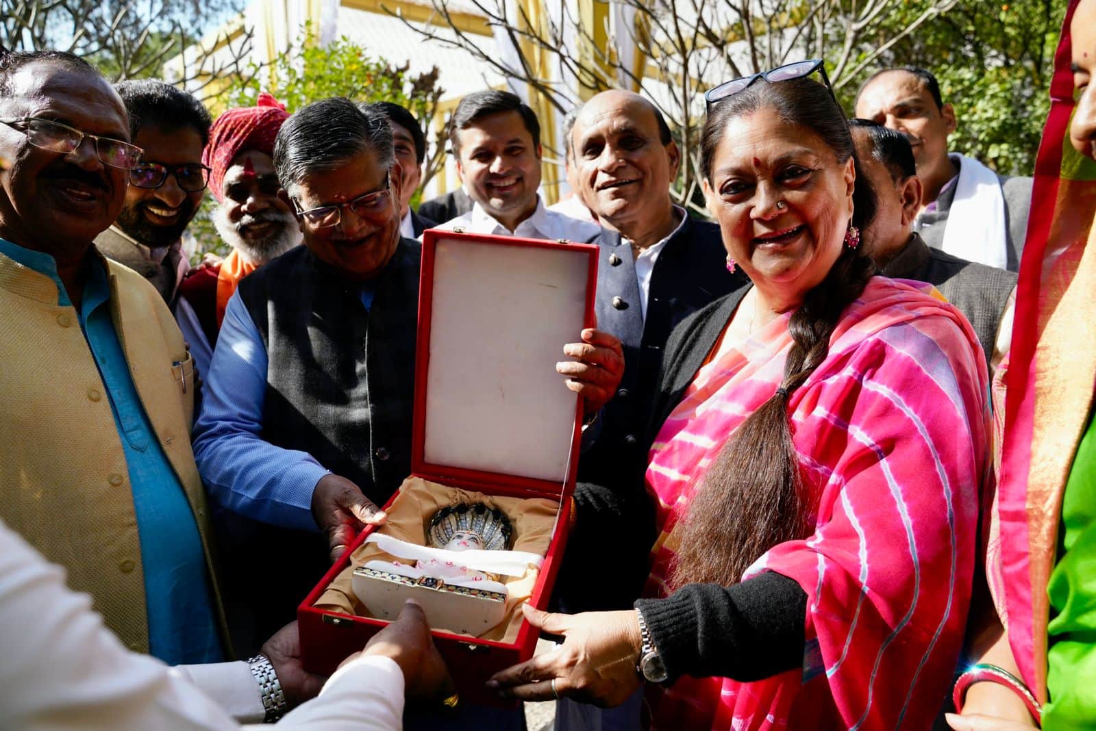 Politics: Vasundhara raje Breakfast diplomacy, wishes for gulabchand katariya and Meeting with Bjp Mla's