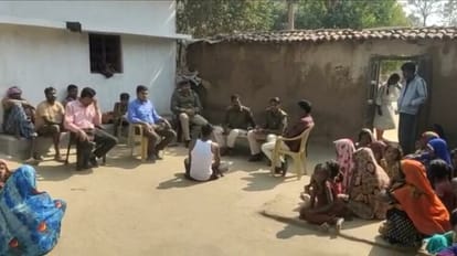 घटनास्थल पर मृतका के परिजनों के साथ पुलिस व अन्य अधिकारी